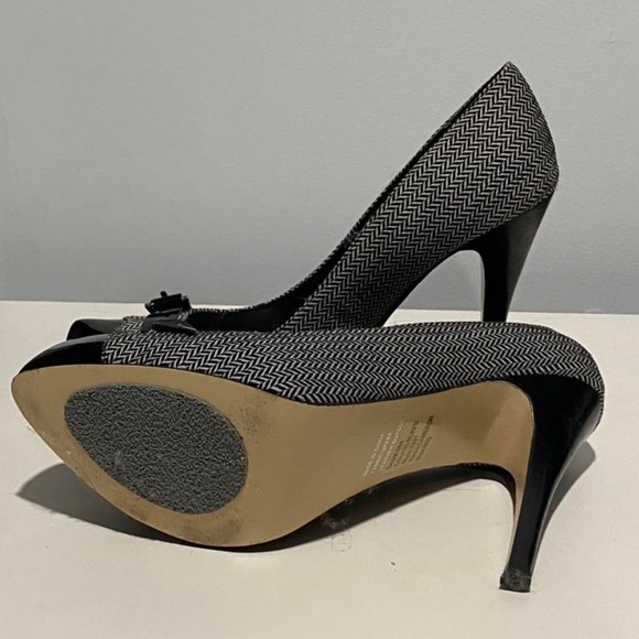 Vintage Black Toed and Buckled Grey Patterned Fabric and Leather Heels - Picture 3 of 3